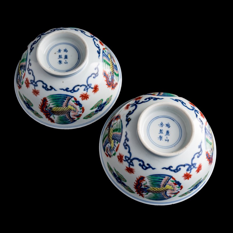 清康熙 瑞麓山房款青花五彩團鳳紋碗一對（附原配木盒） | A pair of Chinese blue and wucai 'phoenix' bowls, Kangxi period, Qing dynasty - 图10