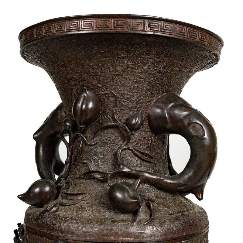 十八世紀 銅群仙祝壽圖像耳大瓶一對 | A pair of Chinese bronze 'immortals' elephant-head-handled vases, 18th century - 图9