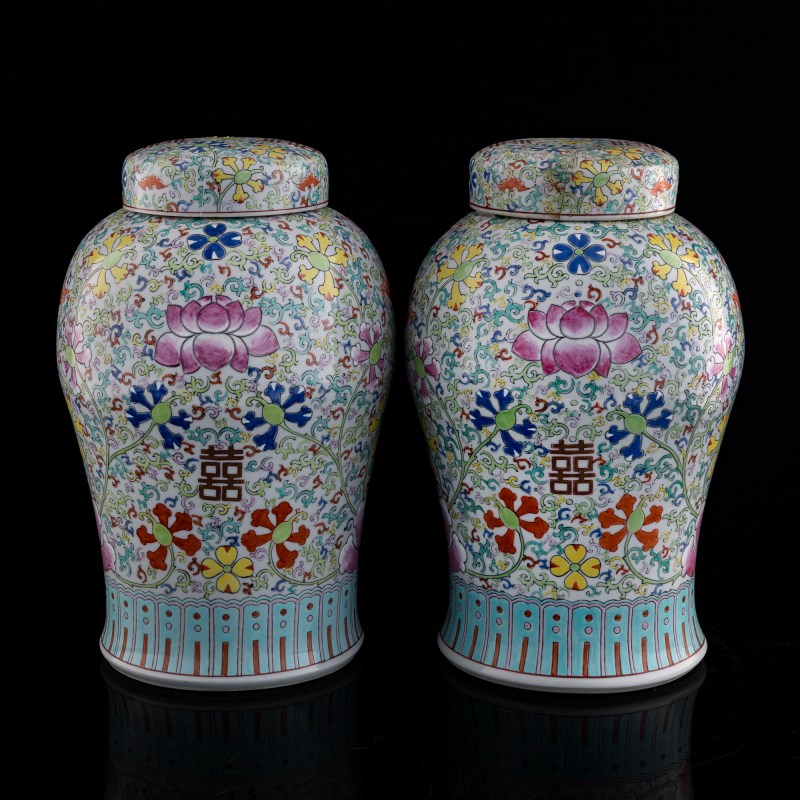 十九世紀晚 粉彩纏枝花卉雙喜蓋罐一對 | A pair of Chinese famille rose floral 'double happiness' covered jars, late 19th century - 图2