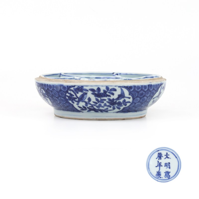 明万历 青花开光花鸟纹隔盒 - 图1
