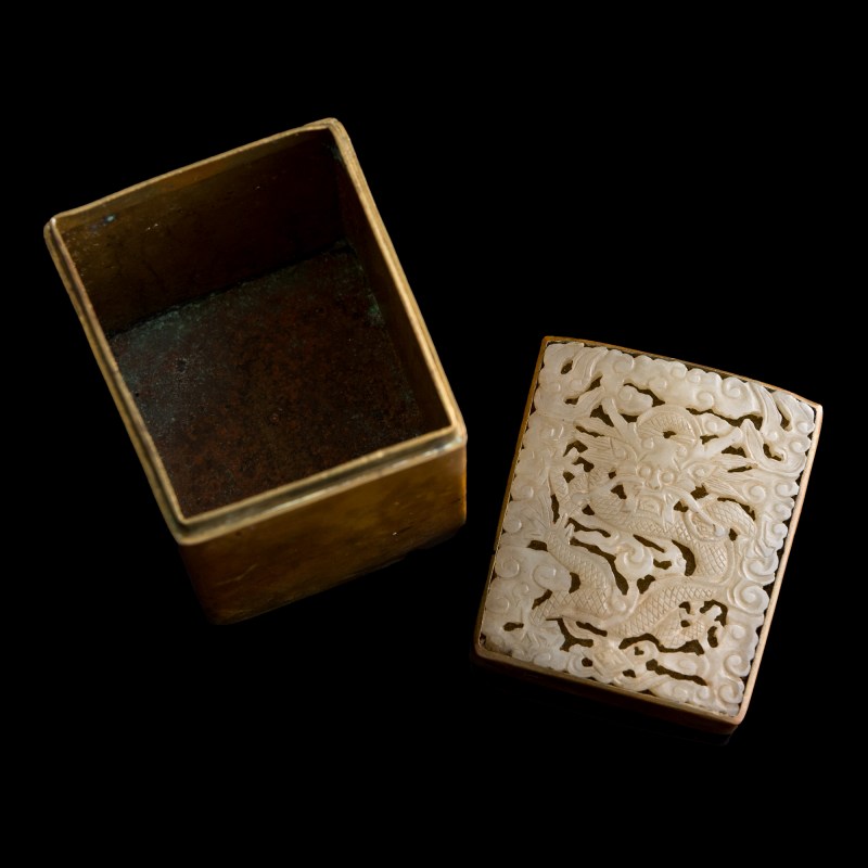 十八世紀 白玉鏤雕雲龍紋片嵌銅盒及銅鎏金鑲翡翠帶扣 | A Chinese white jade-mounted copper box and a jadeite-mounted gilt-copper belt buckle, 18th century - 图4