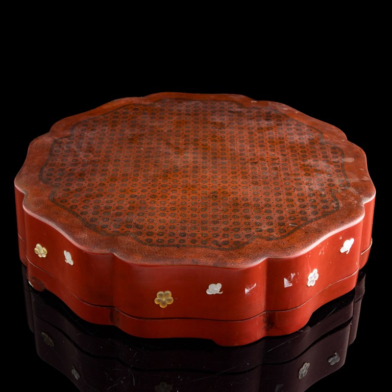 清乾隆 漆繪錦地紋葵形捧盒 | A Chinese painted lacquer 'brocade-pattern' lobed box, Qianlong period, Qing dynasty - 图4