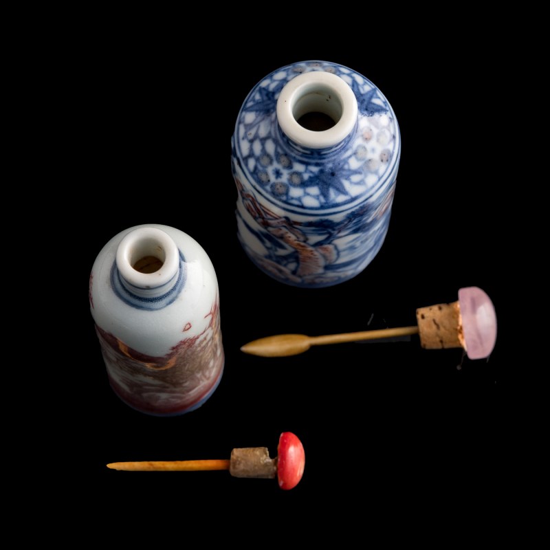 十九世紀 青花釉裏紅鼻烟壺兩隻 | Two Chinese blue and underglaze-red snuff bottles, 19th century - 图8