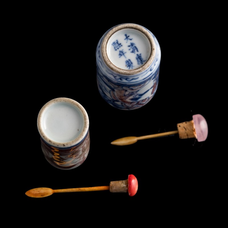 十九世紀 青花釉裏紅鼻烟壺兩隻 | Two Chinese blue and underglaze-red snuff bottles, 19th century - 图9