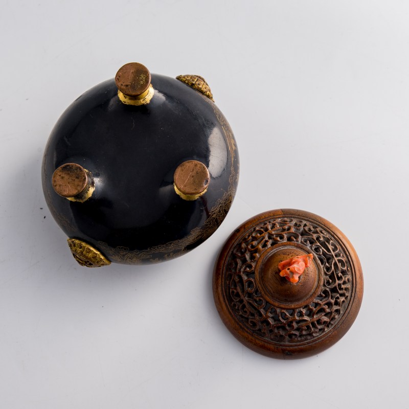 清乾隆 烏銅走金獸耳三足熏爐（配硬木透雕蓋） | A Chinese gold-inlaid darkened copper tripod incense burner, Qianlong period, Qing dynasty - 图7