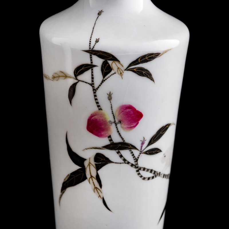 民國 仿珐琅彩壽桃松鼠瓶一對（附木座及錦盒） | A pair of Chinese falangcai-style 'peaches and squirrels' vases, Republic period - 图11