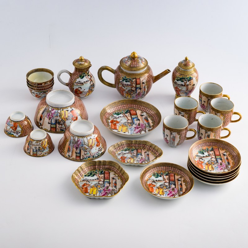 十九世紀早 外銷錦地描金開窗粉彩人物茶具一組 | A set of Chinese export brocade-pattern-ground famille rose tea ware, early 19th century - 图3