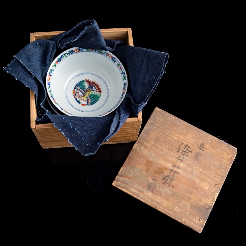 清康熙 瑞麓山房款青花五彩團鳳紋碗一對（附原配木盒） | A pair of Chinese blue and wucai 'phoenix' bowls, Kangxi period, Qing dynasty - 图11