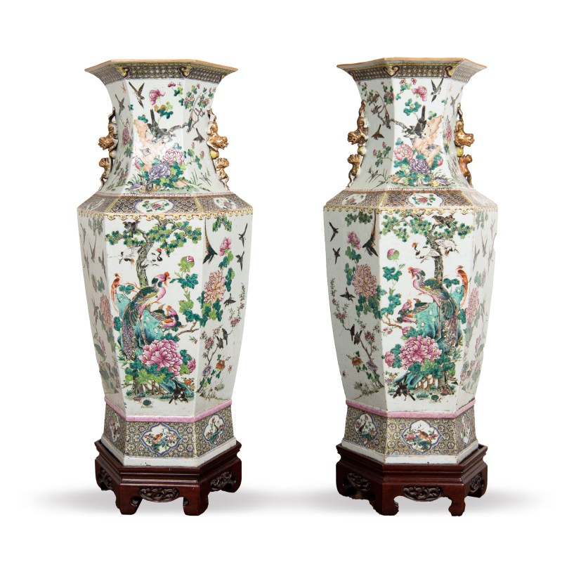 清同治 粉彩花鳥人物六方大瓶一對（附木座） | A pair of large Chinese famille rose hexagonal vases, Tongzhi period, Qing dynasty - 图4