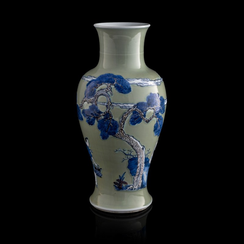 清康熙 秞下三彩松鶴人物觀音瓶 | A Chinese underglaze sancai 'pine and crane' Guanyin vase, Kangxi period, Qing dynasty - 图1
