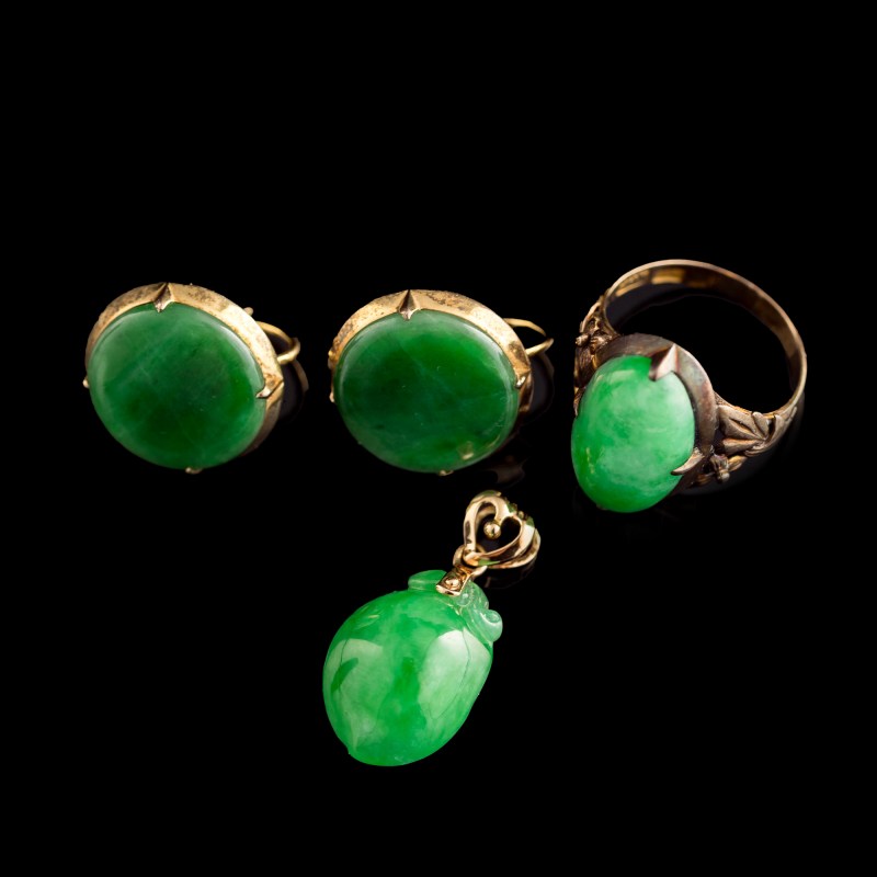 清代/民國 翡翠首飾四件 | Four Chinese jadeite jewelry items, Qing dynasty/Republic period