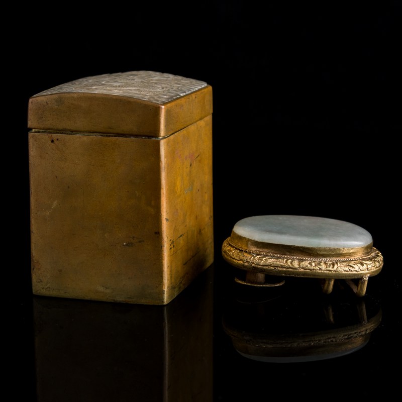 十八世紀 白玉鏤雕雲龍紋片嵌銅盒及銅鎏金鑲翡翠帶扣 | A Chinese white jade-mounted copper box and a jadeite-mounted gilt-copper belt buckle, 18th century - 图5