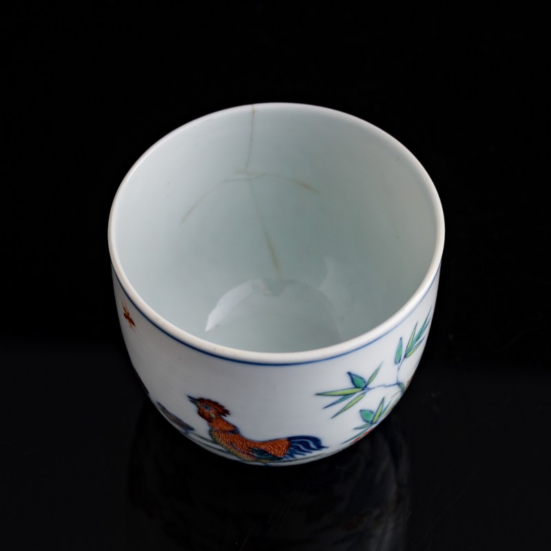 十八世紀 鬥彩鶏缸杯 | A Chinese doucai 'chicken' cup, 18th century - 图5