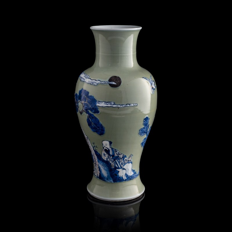 清康熙 秞下三彩松鶴人物觀音瓶 | A Chinese underglaze sancai 'pine and crane' Guanyin vase, Kangxi period, Qing dynasty - 图2