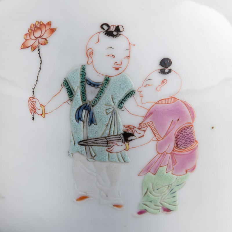 清雍正 粉彩仕女搖鈴尊 | A Chinese famille rose bell-shaped zun, Yongzheng period, Qing dynasty - 图10