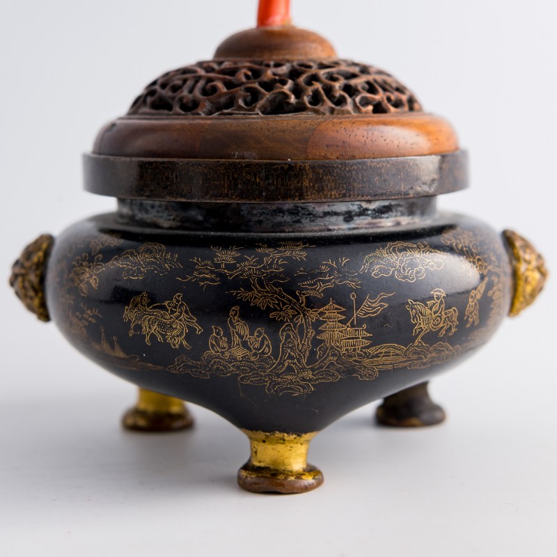 清乾隆 烏銅走金獸耳三足熏爐（配硬木透雕蓋） | A Chinese gold-inlaid darkened copper tripod incense burner, Qianlong period, Qing dynasty - 图8