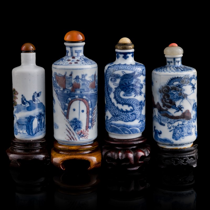 十九世紀 青花及青花釉裏紅鼻烟壺四隻（附木座） | Four Chinese blue and white and underglaze-red snuff bottles, 19th century