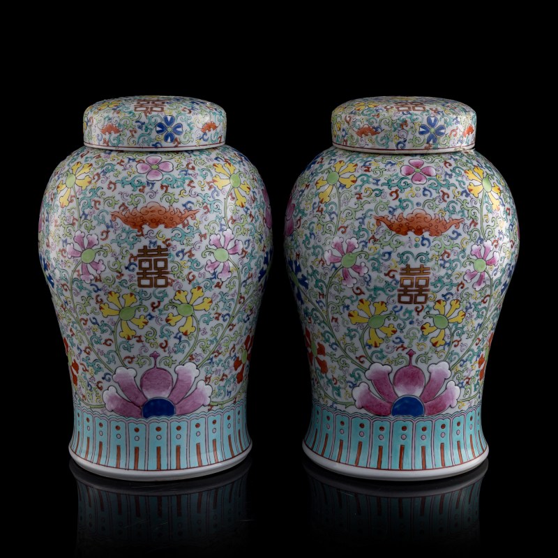 十九世紀晚 粉彩纏枝花卉雙喜蓋罐一對 | A pair of Chinese famille rose floral 'double happiness' covered jars, late 19th century - 图3