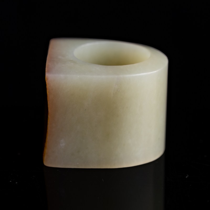 十八/十九世紀 白玉留皮扳指 | A Chinese white jade russet-skin archer's ring, 18th/19th century - 图3