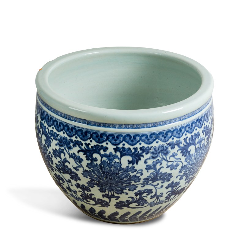 清乾隆 青花纏枝蓮大缸 | A large Chinese blue and white 'lotus scrolls' jar, Qianlong period, Qing dynasty - 图4