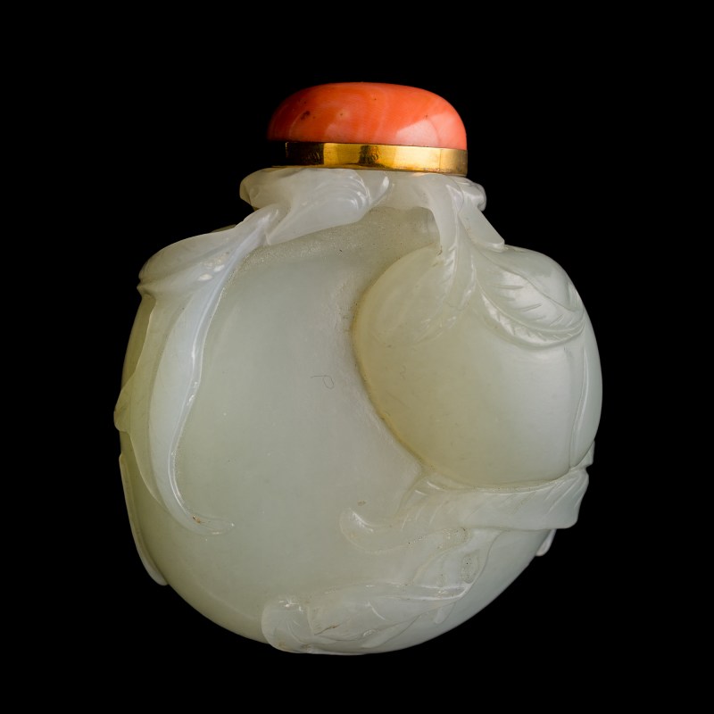 十八世紀 白玉雕桃形鼻烟壺 | A Chinese white jade peach-form snuff bottle, 18th century - 图5