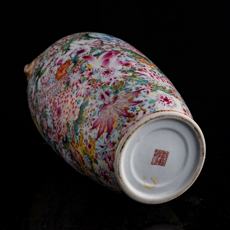 民國 粉彩萬花蝙蝠耳瓶（附木座） | A Chinese famille rose 'millefleurs' vase with bat-form handles, Republic period - 图7