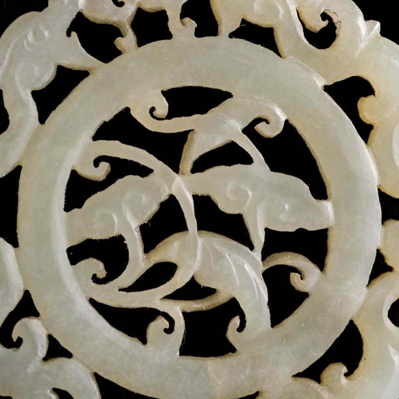 十九世紀 白玉鏤雕靈芝圓佩 | A Chinese white jade openwork 'lingzhi' and 'chilong' pendant, 19th century - 图4