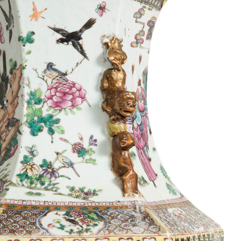 清同治 粉彩花鳥人物六方大瓶一對（附木座） | A pair of large Chinese famille rose hexagonal vases, Tongzhi period, Qing dynasty - 图11