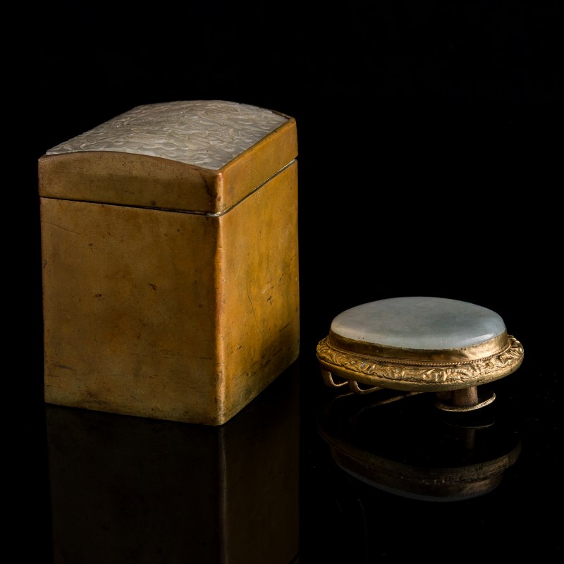 十八世紀 白玉鏤雕雲龍紋片嵌銅盒及銅鎏金鑲翡翠帶扣 | A Chinese white jade-mounted copper box and a jadeite-mounted gilt-copper belt buckle, 18th century - 图6