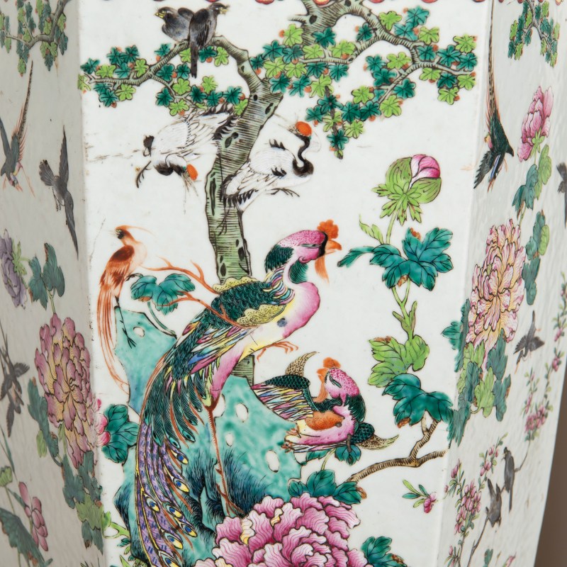 清同治 粉彩花鳥人物六方大瓶一對（附木座） | A pair of large Chinese famille rose hexagonal vases, Tongzhi period, Qing dynasty - 图5