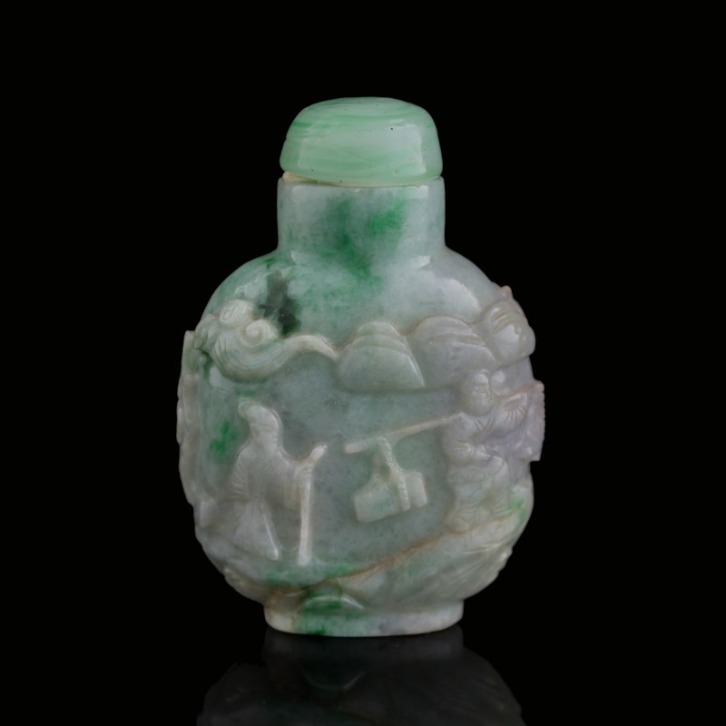 十九世紀 翡翠雕松下高仕鼻烟壺 | A Chinese jadeite 'scholar beneath pine tree' snuff bottle, 19th century