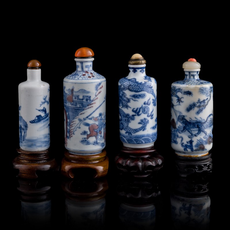 十九世紀 青花及青花釉裏紅鼻烟壺四隻（附木座） | Four Chinese blue and white and underglaze-red snuff bottles, 19th century - 图2