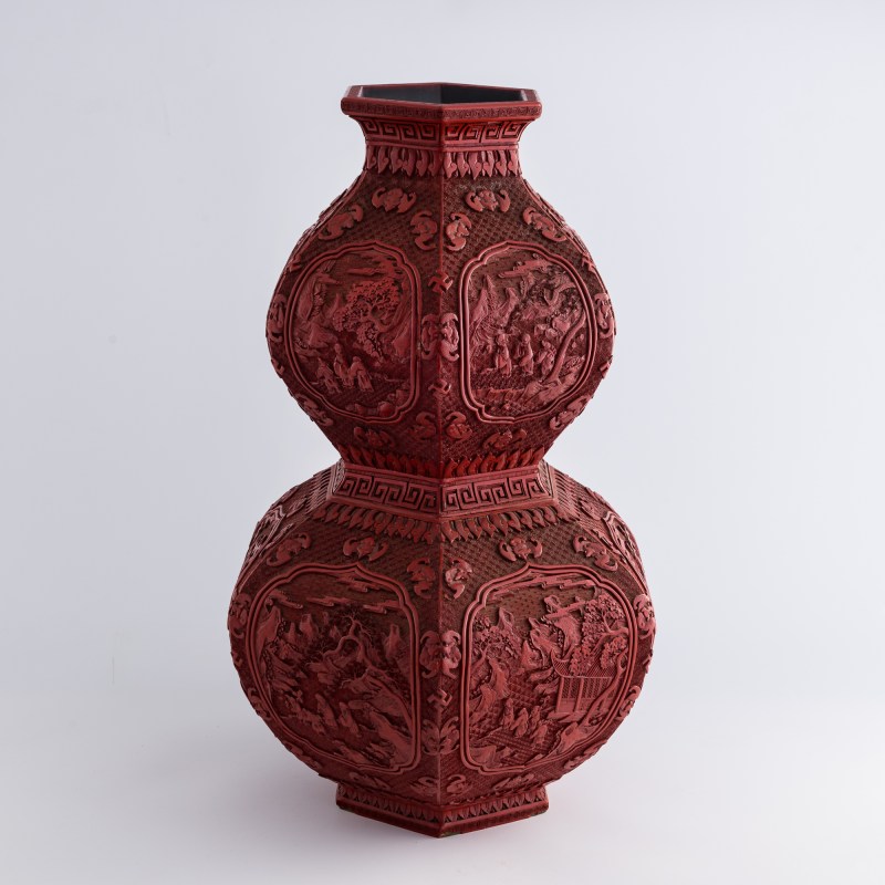 清乾隆 剔紅雕開窗人物六方葫蘆瓶（附來源證明） | A Chinese hexagonal cinnabar double-gourd vase, Qianlong period, Qing dynasty