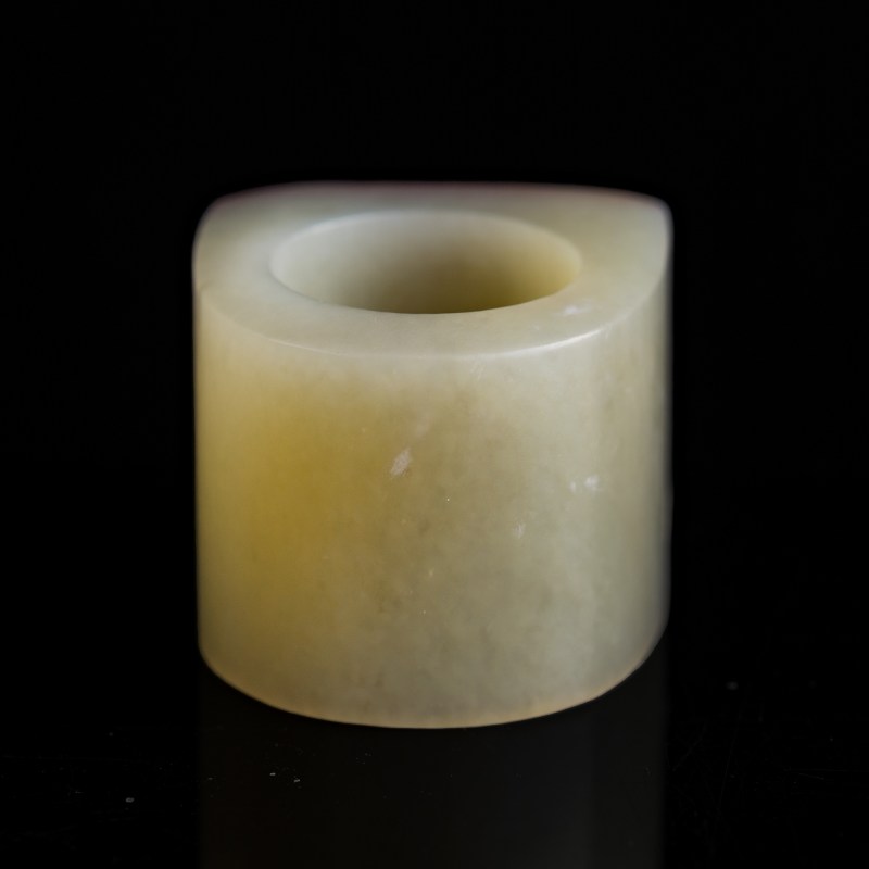 十八/十九世紀 白玉留皮扳指 | A Chinese white jade russet-skin archer's ring, 18th/19th century - 图4