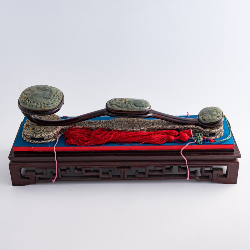 清乾隆 硬木三鑲玉如意 （附原配硬木玻璃罩） | A Chinese hardwood ruyi scepter with three jade mounts, Qianlong period, Qing dynasty - 图6
