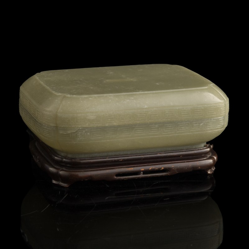 清代 青玉方捧盒（附硬木座及錦盒） | A Chinese celadon jade box, Qing dynasty - 图1