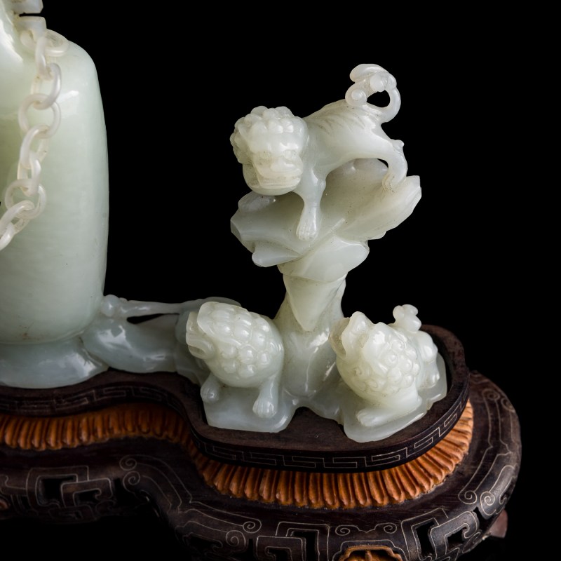 十九世紀 白玉雕五獅鏈條蓋瓶（附硬木座及錦盒） | A Chinese white jade 'five lions' lidded vase with loose chain, 19th century - 图11