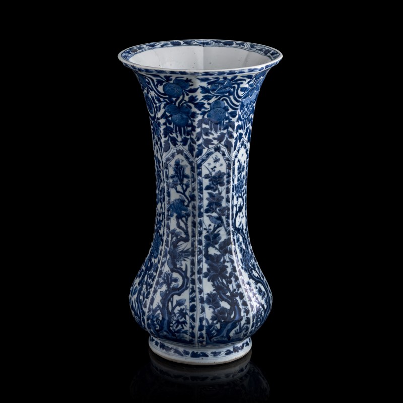十八世紀 外銷青花花卉瓜棱形花插 | A Chinese export blue and white floral lobed vase, 18th century - 图1