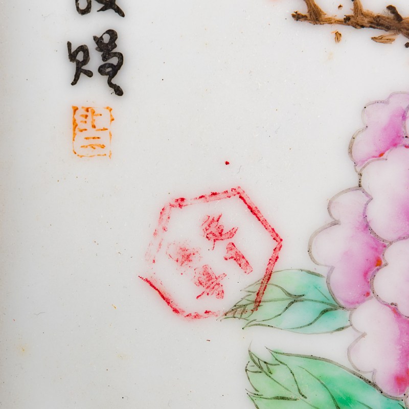 民國 墨彩及粉彩瓷板兩塊 | Two Chinese grisaille and famille rose porcelain plaques, Republic period - 图6
