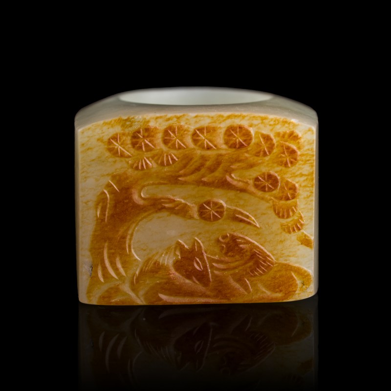 十八/十九世紀 白玉留皮七巧雕扳指 | A Chinese white jade russet-skin archer's ring, 18th/19th century - 图1