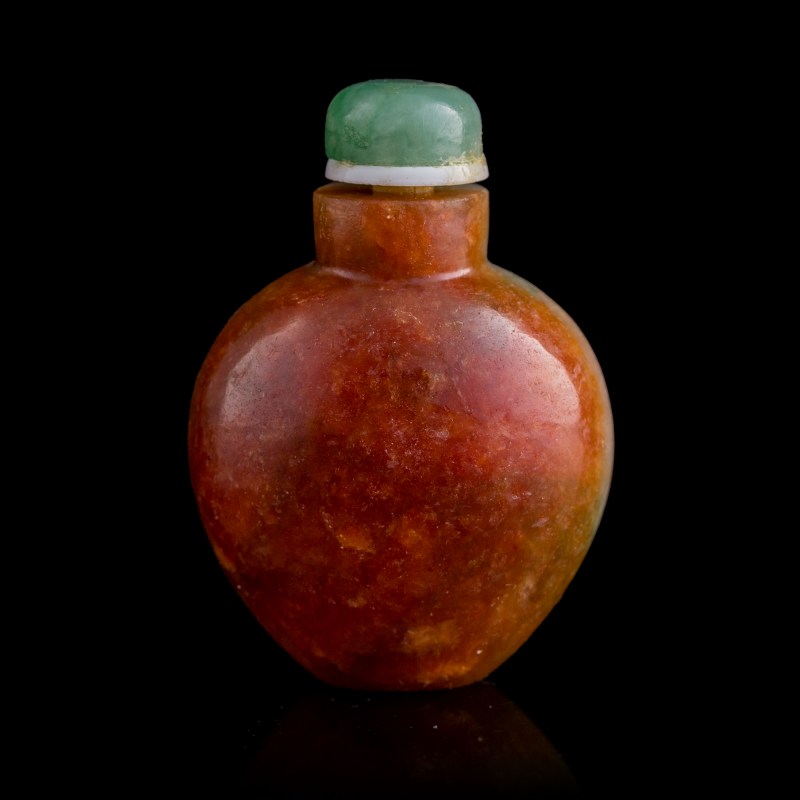 清代 翡翠雙色鼻烟壺 | A Chinese two-color jadeite snuff bottle, Qing dynasty