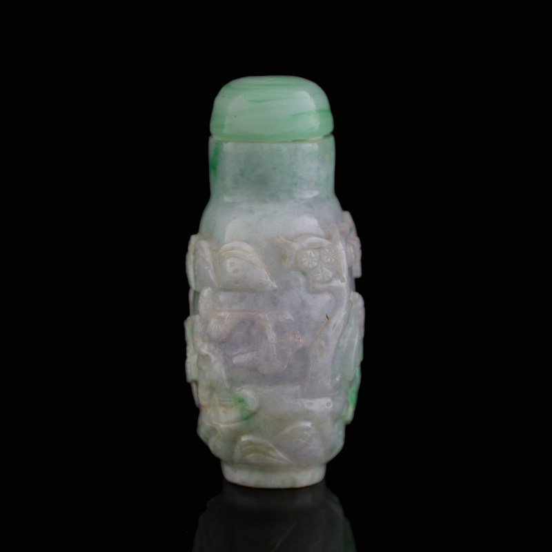 十九世紀 翡翠雕松下高仕鼻烟壺 | A Chinese jadeite 'scholar beneath pine tree' snuff bottle, 19th century - 图2