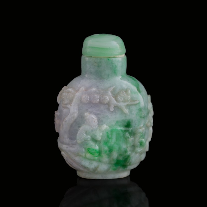 十九世紀 翡翠雕松下高仕鼻烟壺 | A Chinese jadeite 'scholar beneath pine tree' snuff bottle, 19th century - 图3