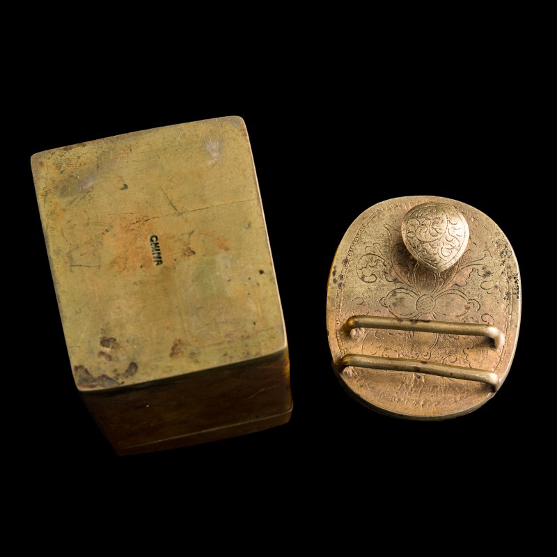 十八世紀 白玉鏤雕雲龍紋片嵌銅盒及銅鎏金鑲翡翠帶扣 | A Chinese white jade-mounted copper box and a jadeite-mounted gilt-copper belt buckle, 18th century - 图7