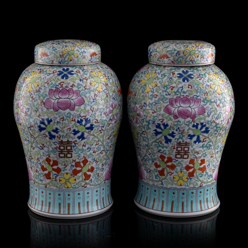 十九世紀晚 粉彩纏枝花卉雙喜蓋罐一對 | A pair of Chinese famille rose floral 'double happiness' covered jars, late 19th century - 图4