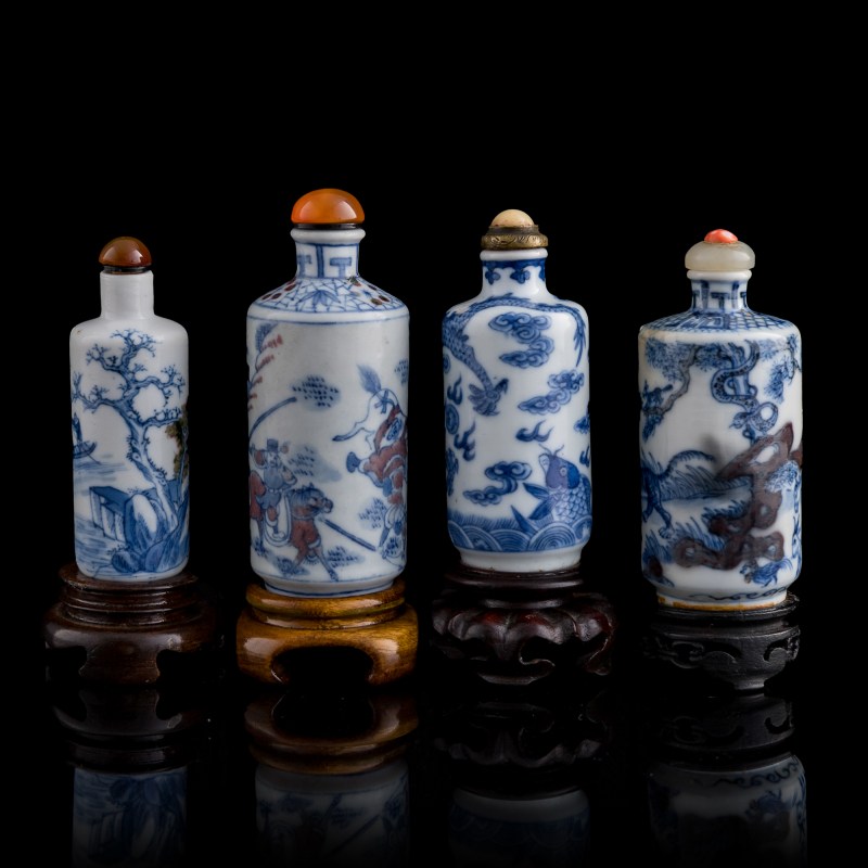 十九世紀 青花及青花釉裏紅鼻烟壺四隻（附木座） | Four Chinese blue and white and underglaze-red snuff bottles, 19th century - 图3