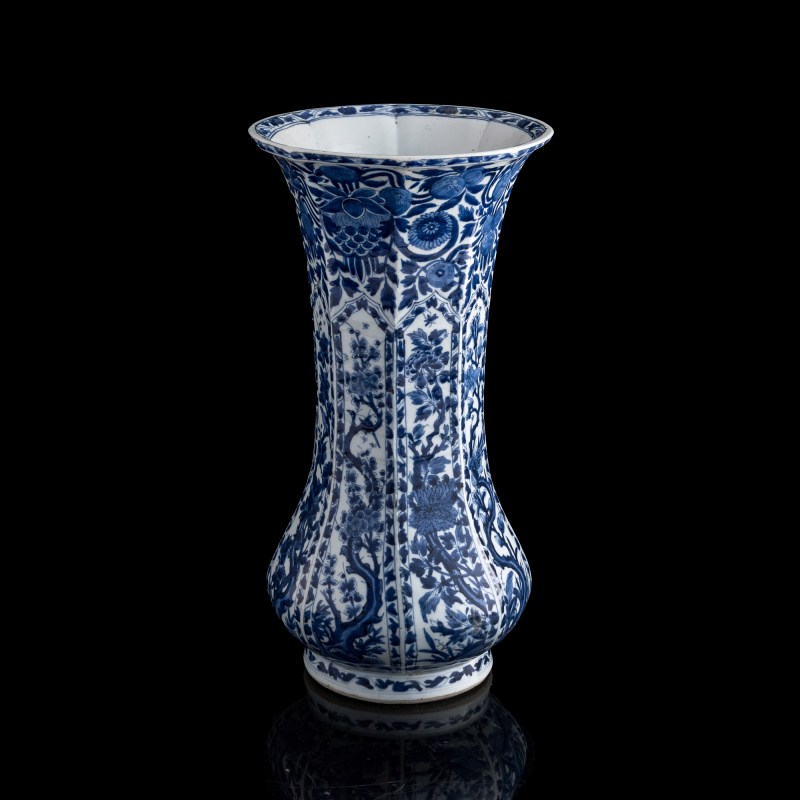 十八世紀 外銷青花花卉瓜棱形花插 | A Chinese export blue and white floral lobed vase, 18th century - 图2