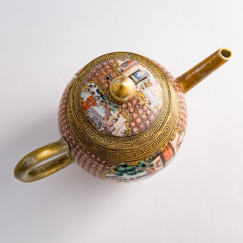 十九世紀早 外銷錦地描金開窗粉彩人物茶具一組 | A set of Chinese export brocade-pattern-ground famille rose tea ware, early 19th century - 图5