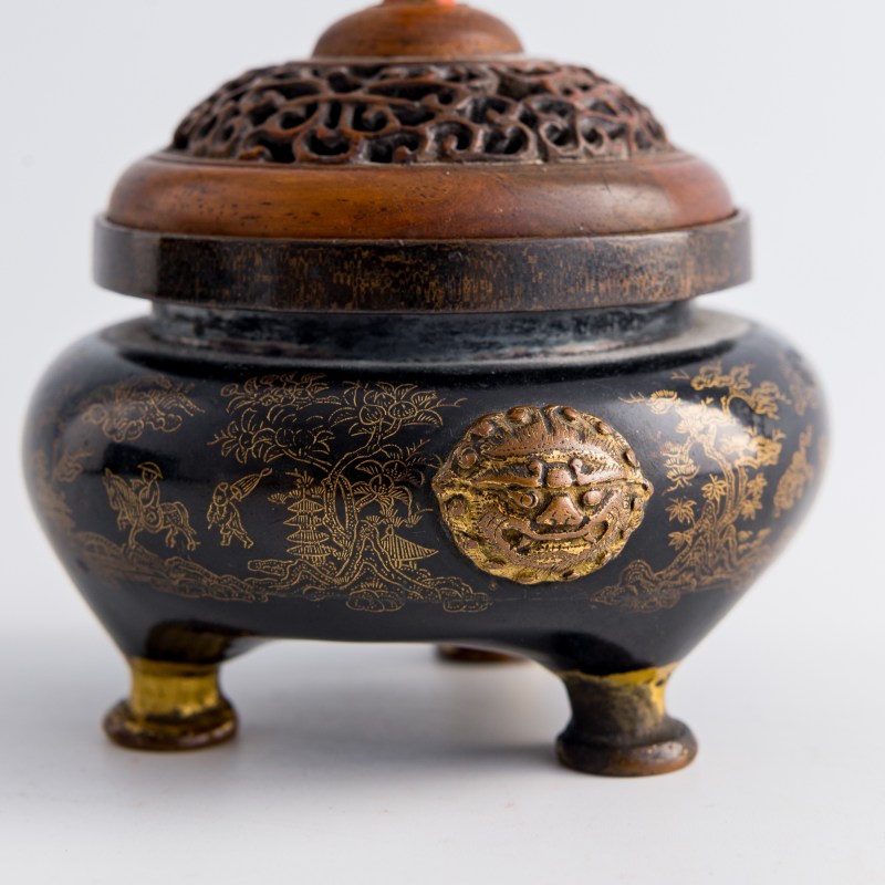 清乾隆 烏銅走金獸耳三足熏爐（配硬木透雕蓋） | A Chinese gold-inlaid darkened copper tripod incense burner, Qianlong period, Qing dynasty - 图9