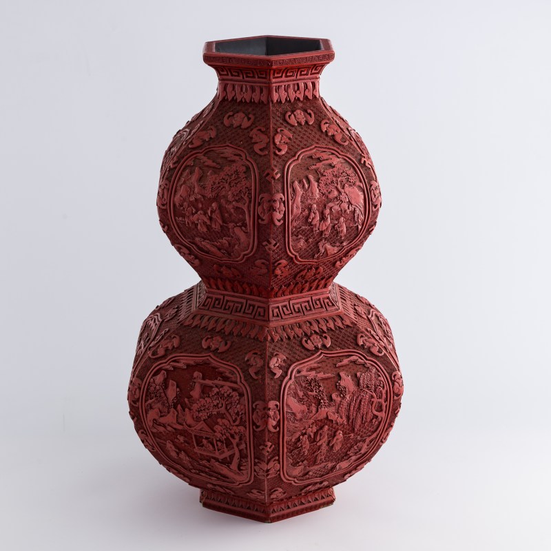 清乾隆 剔紅雕開窗人物六方葫蘆瓶（附來源證明） | A Chinese hexagonal cinnabar double-gourd vase, Qianlong period, Qing dynasty - 图2